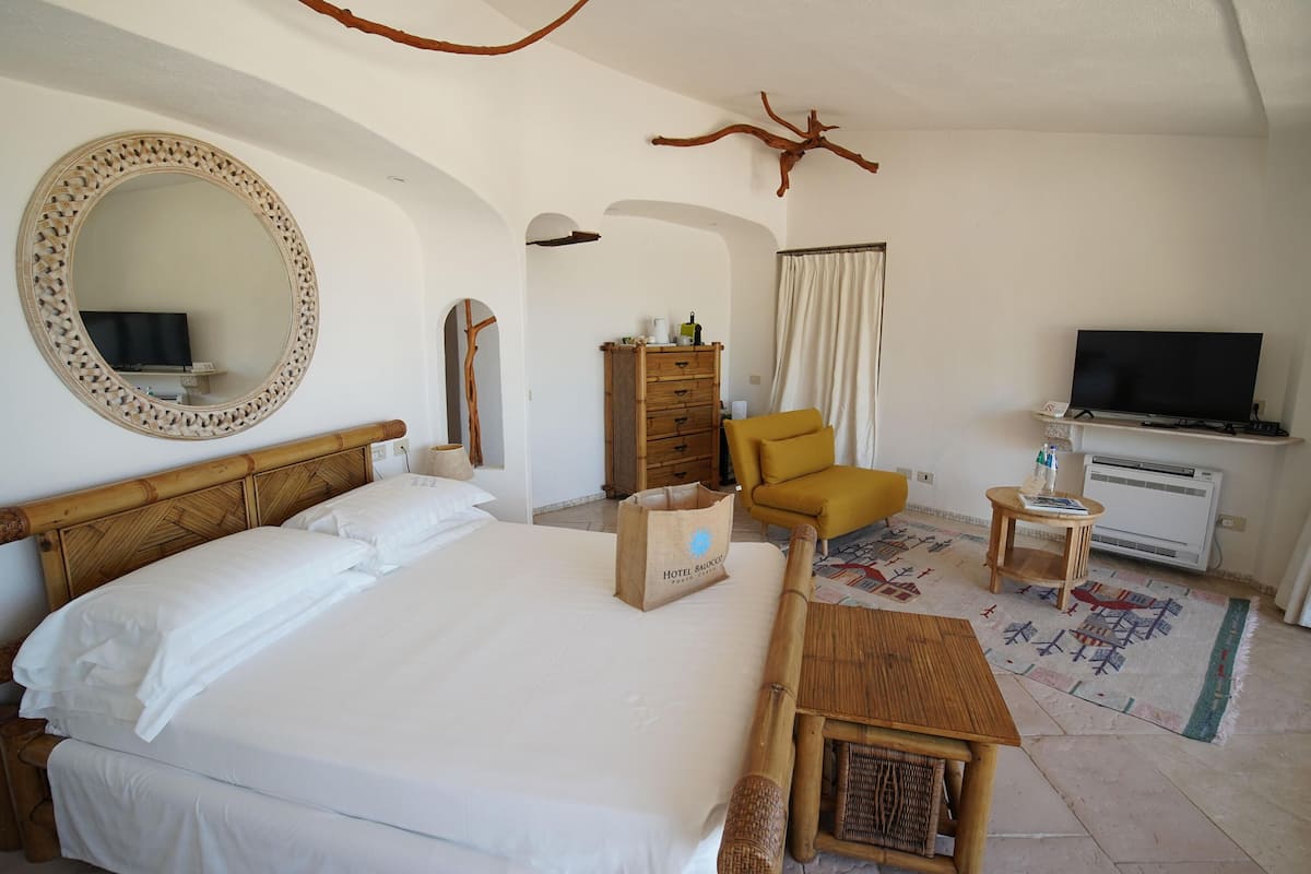 Junior suite, uitzicht op zee | 2 slaapkamers, een minibar, een kluis op de kamer, een bureau