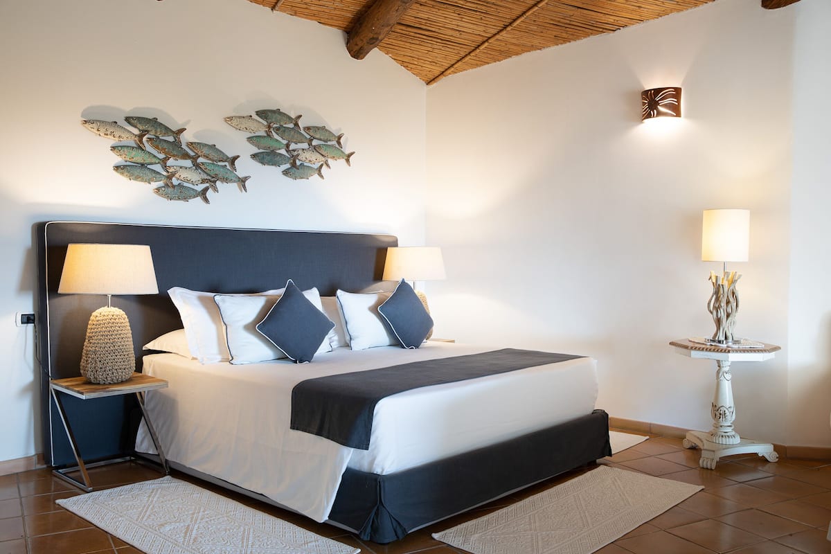 Superior King Suite | 2 slaapkamers, een minibar, een kluis op de kamer, een bureau