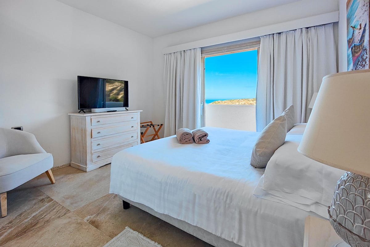 Suite, terras | 2 slaapkamers, een minibar, een kluis op de kamer, een bureau
