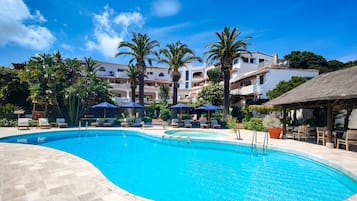 Außenpool (je nach Saison geöffnet), Liegestühle