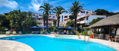 Kolam renang outdoor musiman, dengan kursi berjemur