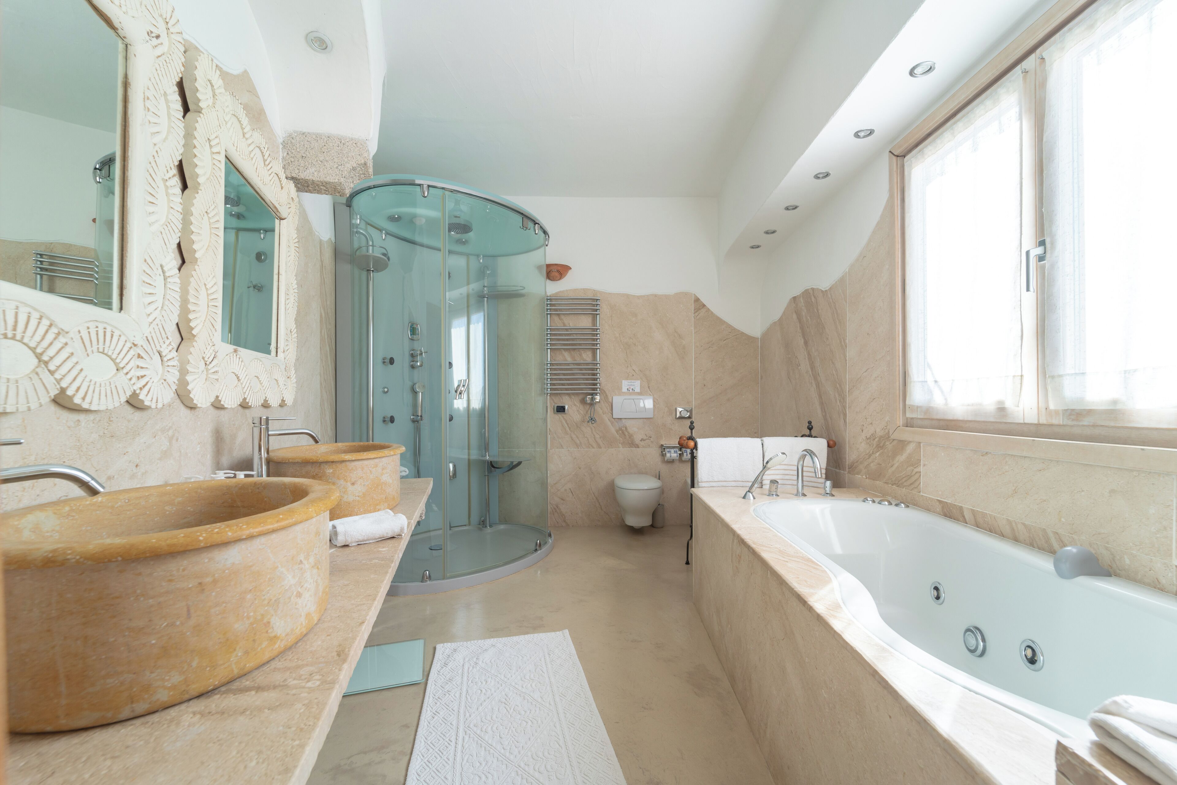 Suite, bubbelbad | Badkamer | Gratis toiletartikelen, een haardroger, een bidet, handdoeken