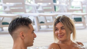 A couple in a hot tub with lounge chairs in the background. - Grand Hotel Terme (Riolo Terme)