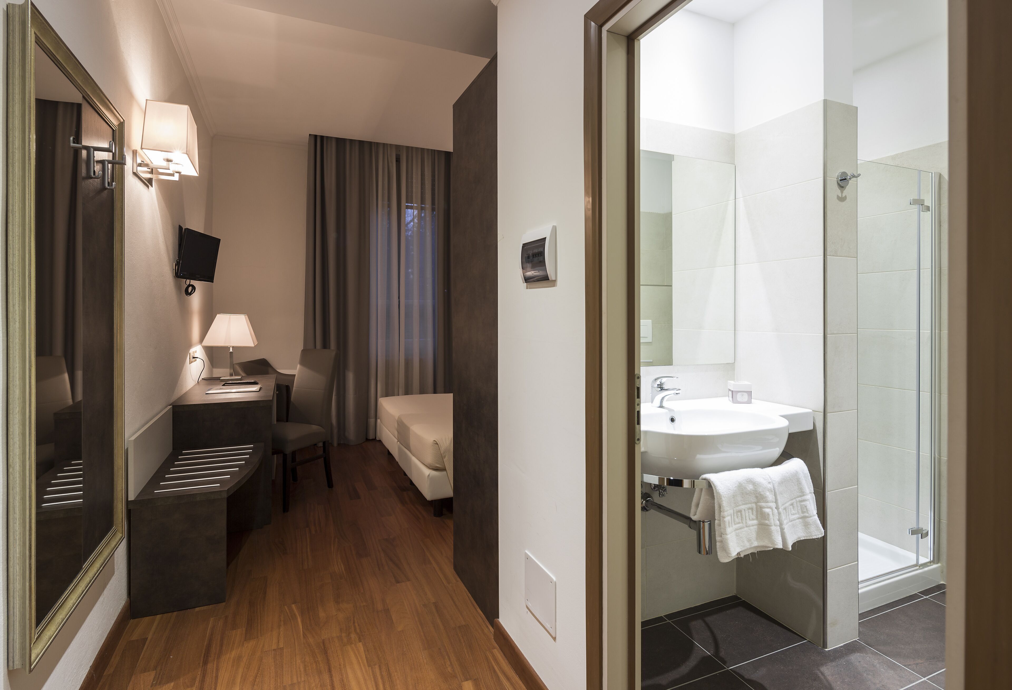 羽绒被、加厚床垫、迷你吧、客房内保险箱