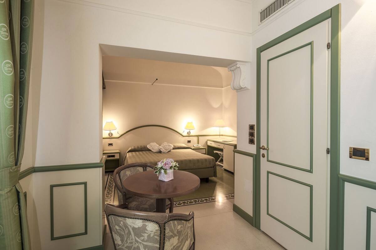 羽絨被、舒適加層、迷你吧、客房內保險箱