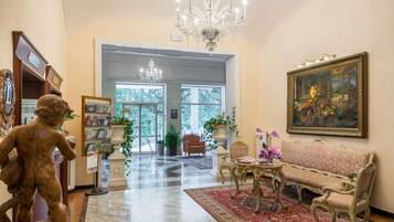 Área de estar no saguão