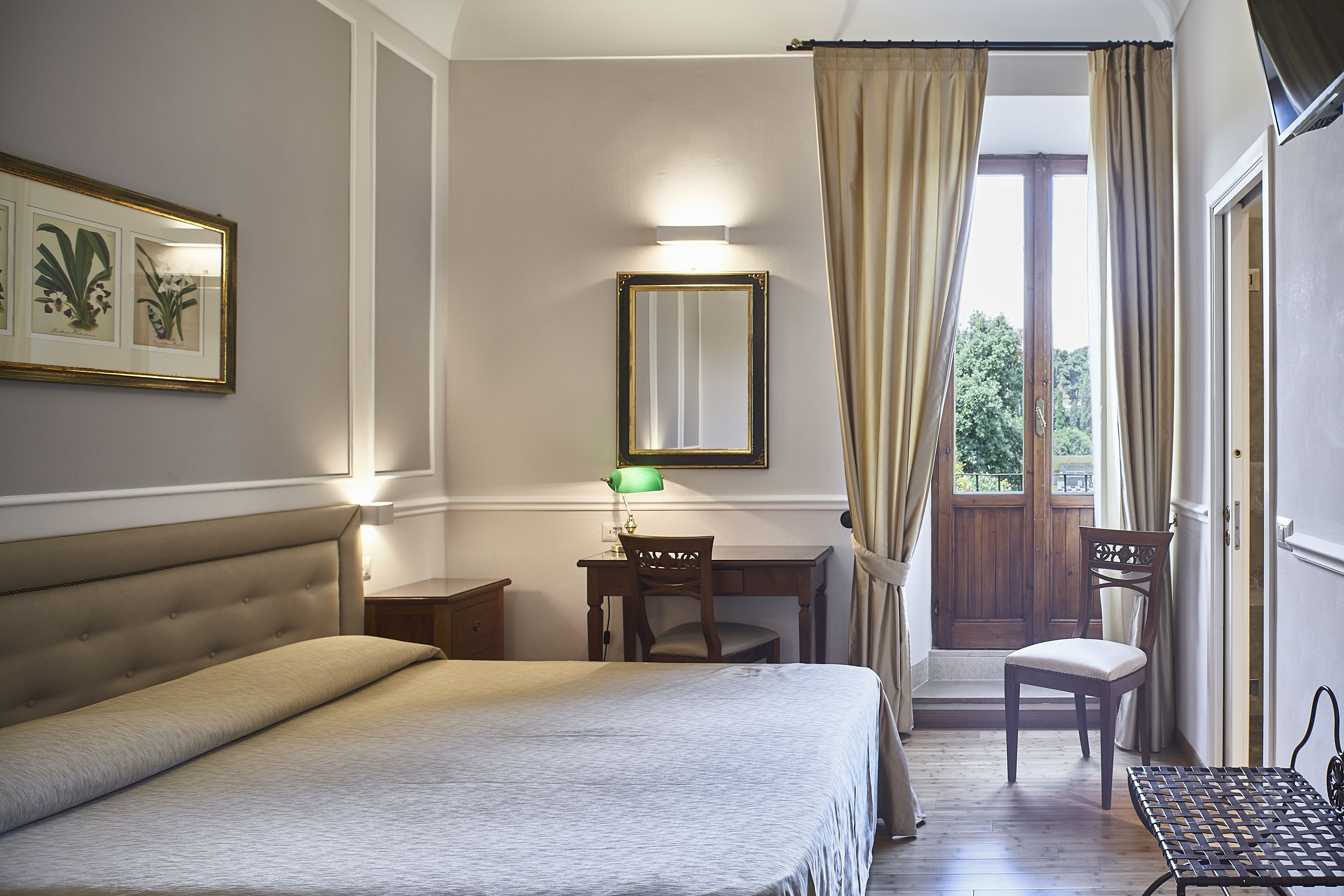 standard double room | 1 bedroom, minibar, in-room safe, desk