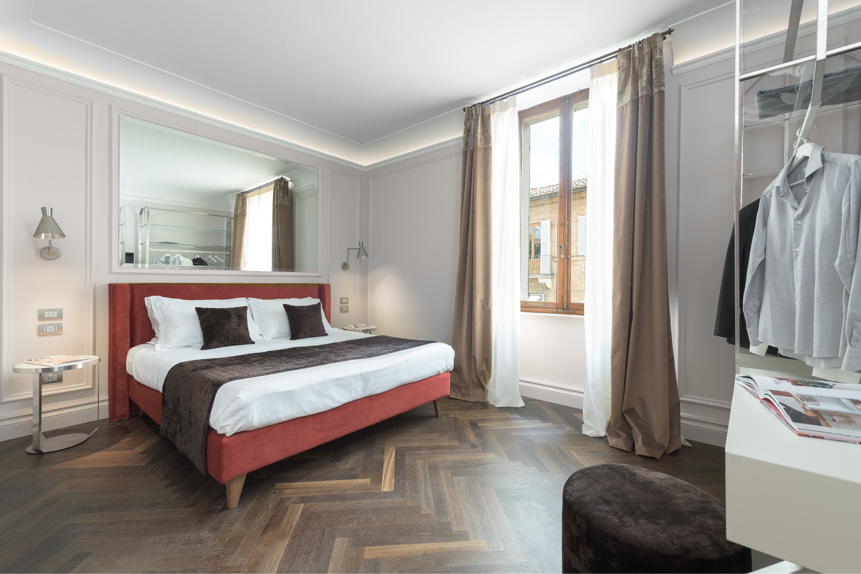 Una habitación de hotel moderna con una cama grande, un escritorio y un armario.