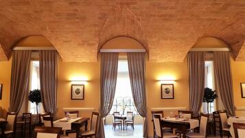 FrĂŒhstĂŒck, Mittagessen, Abendessen, lokale KĂŒche, Blick auf den Garten