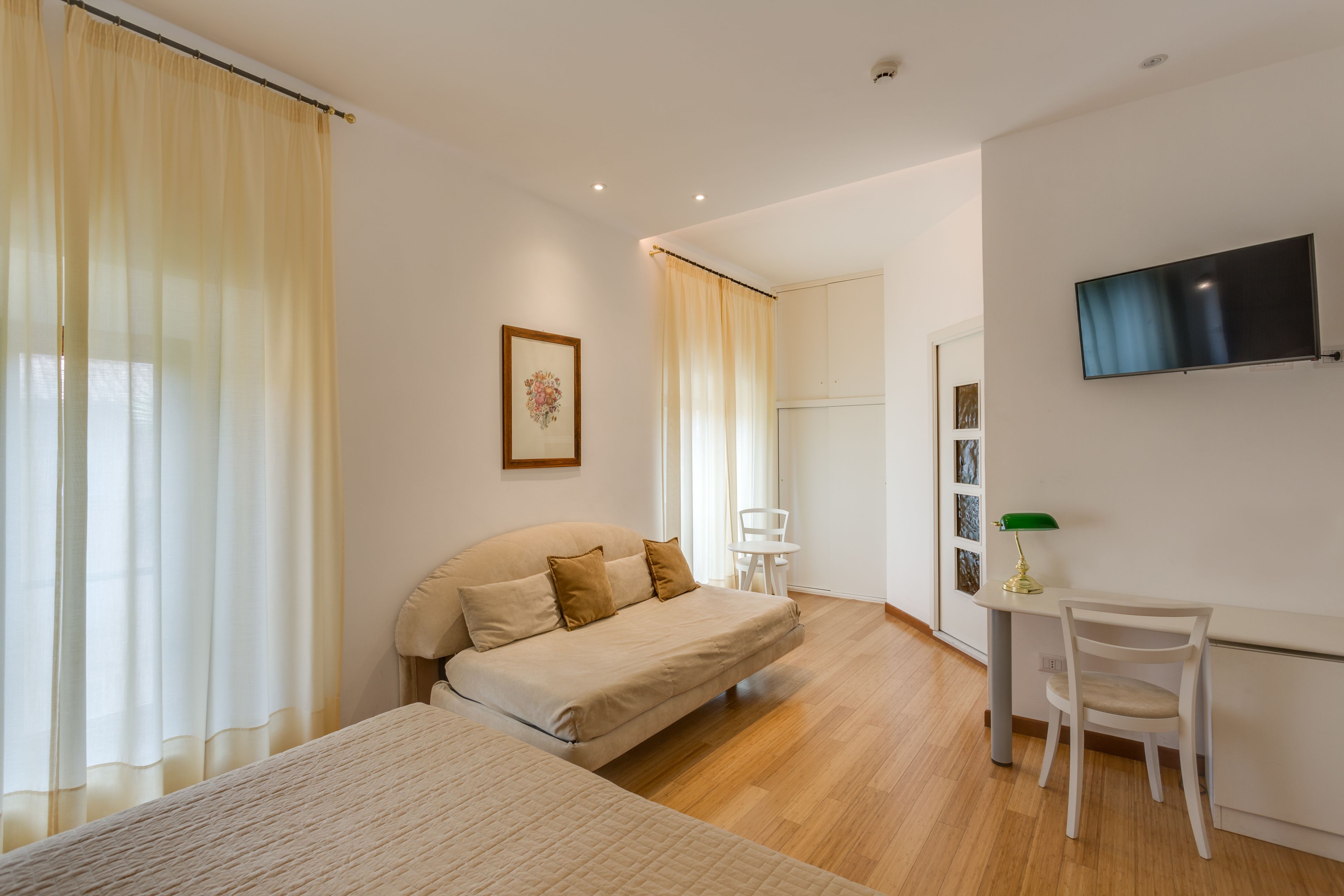 Quarto moderno com cama, escrivaninha e cadeira.