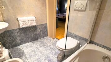 Deluxe Family Room | Phòng tắm | Đồ dùng nhà tắm miễn phí, máy sấy tóc, khăn tắm, xà phòng