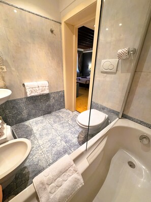 Deluxe Family Room | Bagno | Set di cortesia gratuito, asciugacapelli, asciugamani, sapone