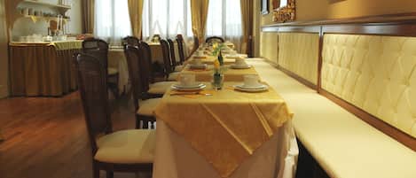 Petit déjeuner buffet servi tous les jours en supplément