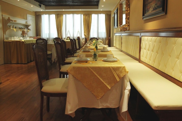 Bữa sáng buffet hàng ngày với phụ phí nhỏ