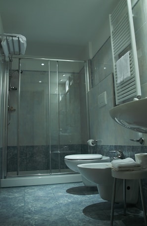 Articles de toilette gratuits, sèche-cheveux, serviettes fournies, savon