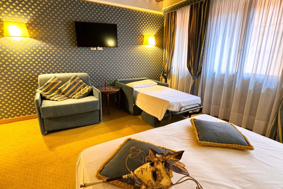 Deluxe driepersoonskamer | 1 slaapkamer, luxe beddengoed, pillowtop-bedden, een minibar