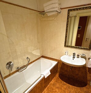 Free toiletries, hair dryer, towels, soap - Hotel Corte Contarina (Venice)