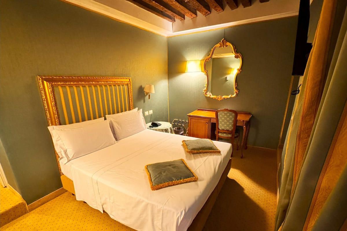 Standaard driepersoonskamer | 1 slaapkamer, luxe beddengoed, pillowtop-bedden, een minibar