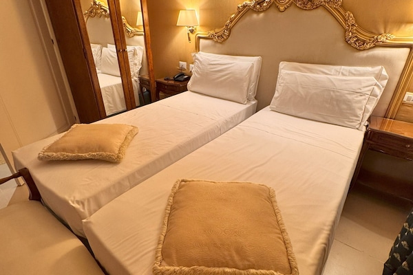 Quarto casal econômico | 1 quarto, roupas de cama premium, camas com colchões pillow-top