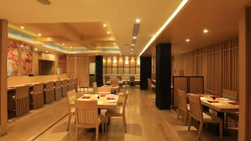 2 restaurants; breakfast, lunch and dinner served