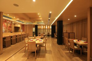 2 restaurantes; se sirve desayuno, almuerzo y cena
