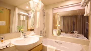 Habitación Premium | Baño | Tina con regadera, amenidades de baño gratuitas, secadora de cabello