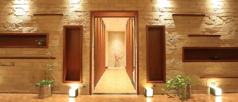 身体护理、水疗法、深层组织按摩、瑞典式按摩、泰式按摩、体膜护理