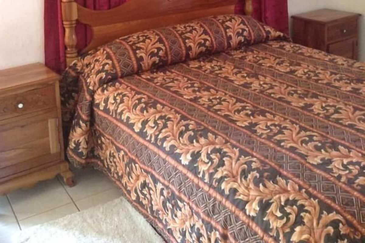 Deluxe Room, 1 Queen Bed | Iron/ironing board, free cribs/infant beds, rollaway beds, bed sheets