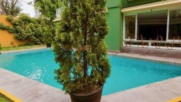 Una piscina cubierta, una piscina al aire libre