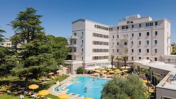 Piscine couverte, piscine extérieure