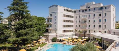 Piscine couverte, piscine extérieure