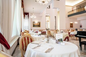 Serveert ontbijt, lunch, diner, Italiaanse gerechten 
