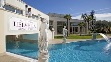 Inomhuspool och utomhuspool