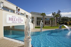 室內游泳池和室外游泳池