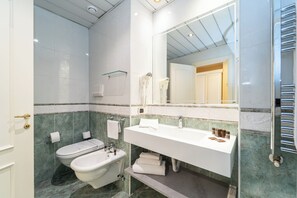 Hair dryer, bidet, towels - Hotel Terme Helvetia (Abano Terme)