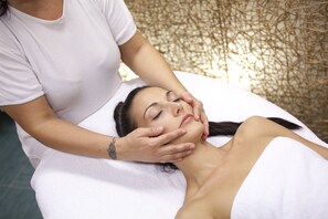 三溫暖烤箱、溫泉/自然礦物泉、美體療程、泥巴浴、臉部療程、印度傳統養生療程