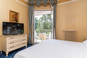 Suíte, 1 cama de casal | Roupas de cama antialérgicas, frigobar, cofres nos quartos, escrivaninha