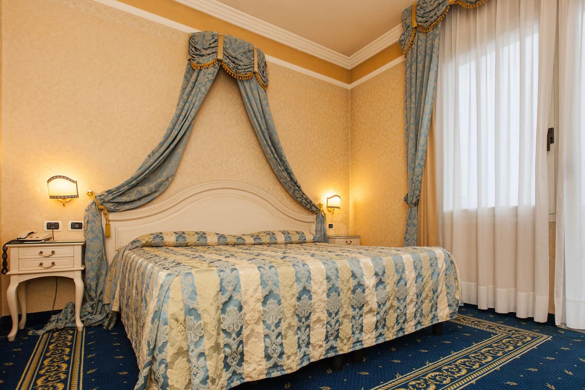 Suite, 1 cama matrimonial | Ropa de cama hipoalergénica y minibar