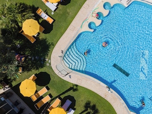 Una piscina cubierta, una piscina al aire libre