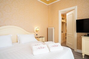 Junior suite, 1 tweepersoonsbed | Hypoallergeen beddengoed, een minibar, een kluis op de kamer, een bureau