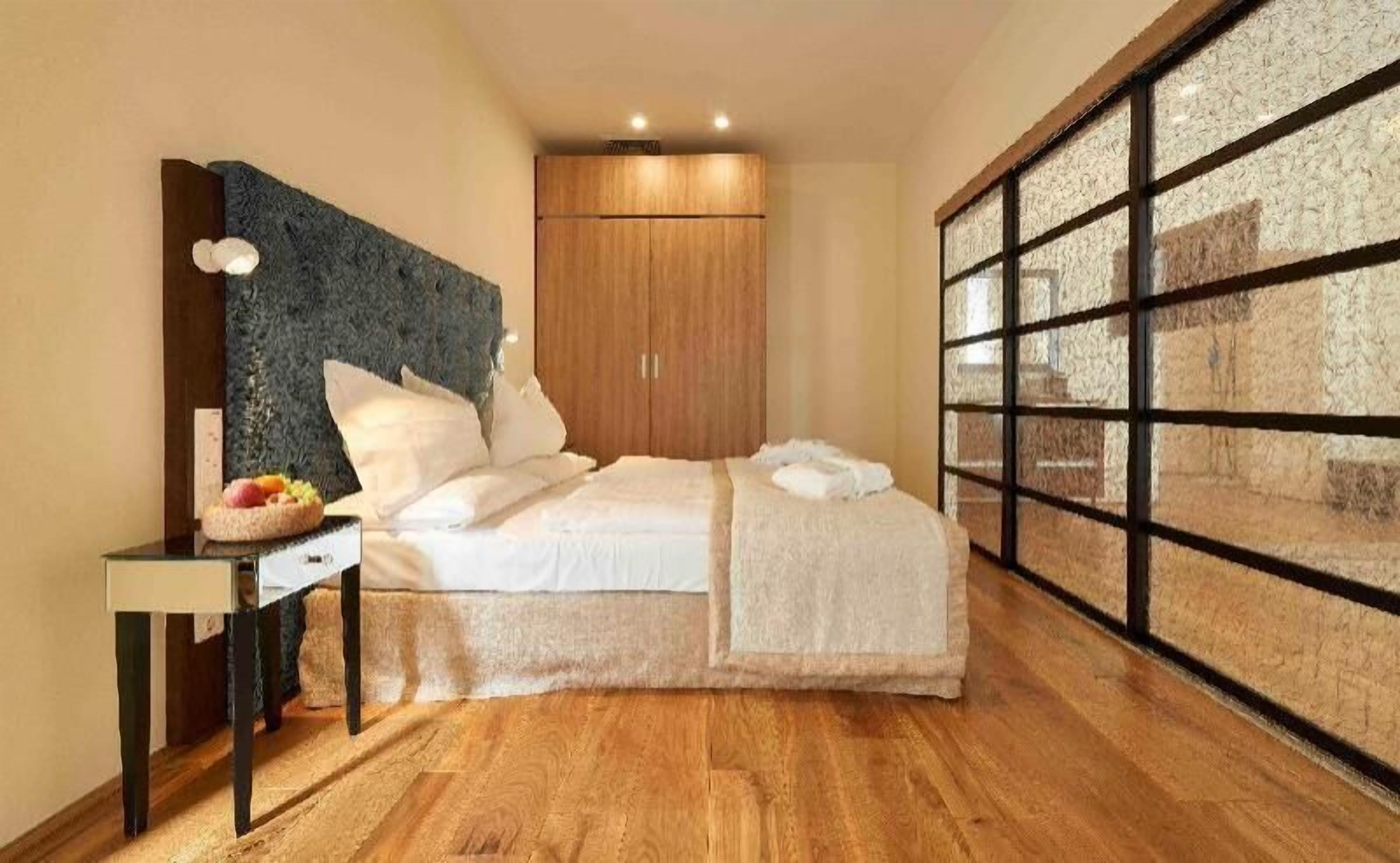 Hypo-allergenic bedding, minibar, in-room safe, individually decorated
