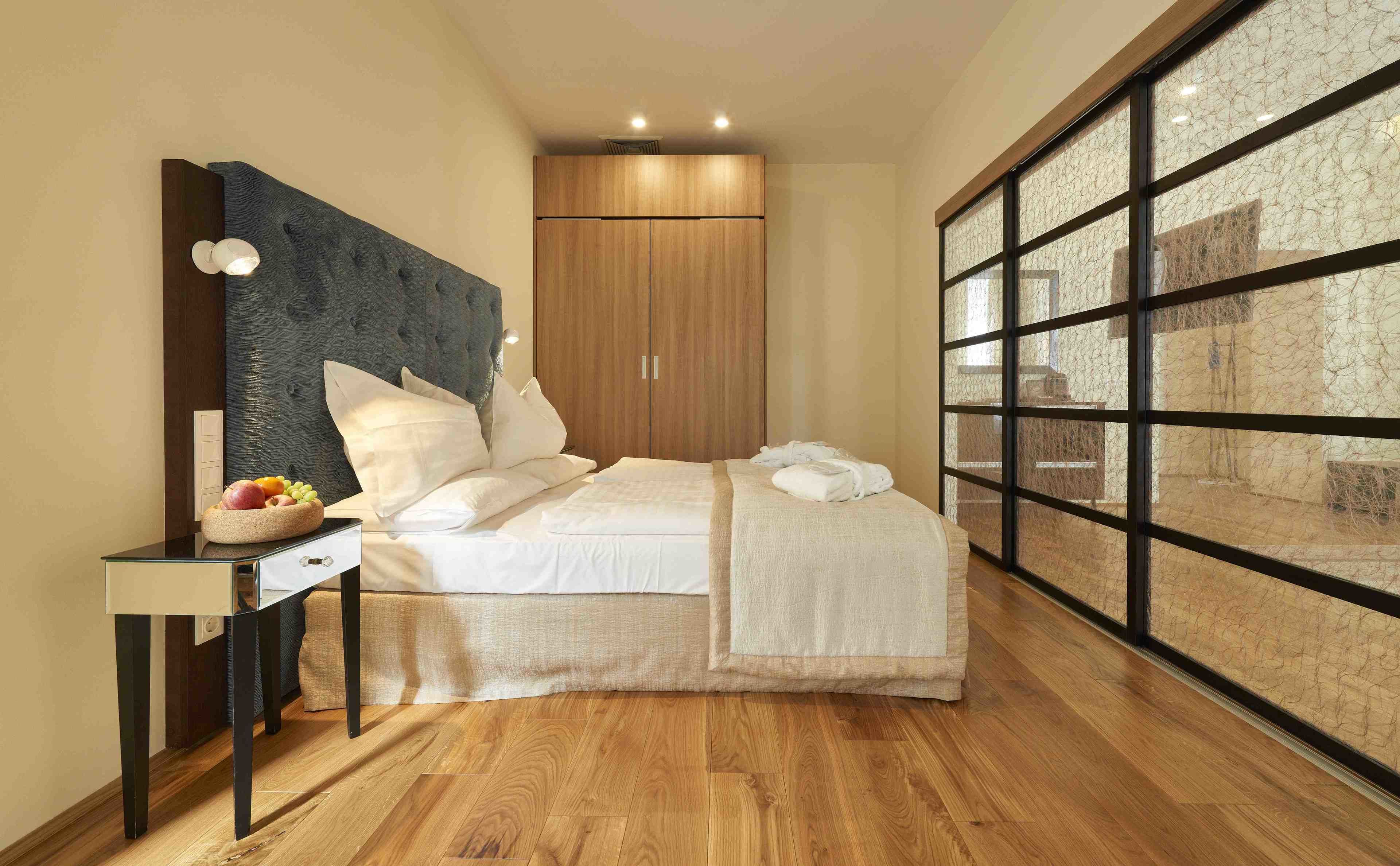 1 bedroom, hypo-allergenic bedding, minibar, in-room safe