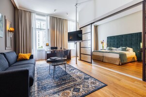 Deluxe Suite | Living area