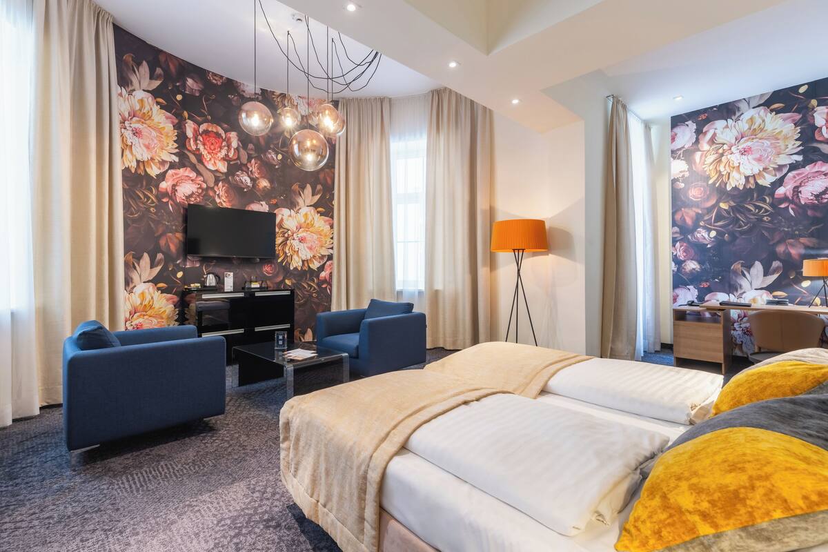 Junior Studio Suite | Hypo-allergenic bedding available, minibar, in-room safe, desk