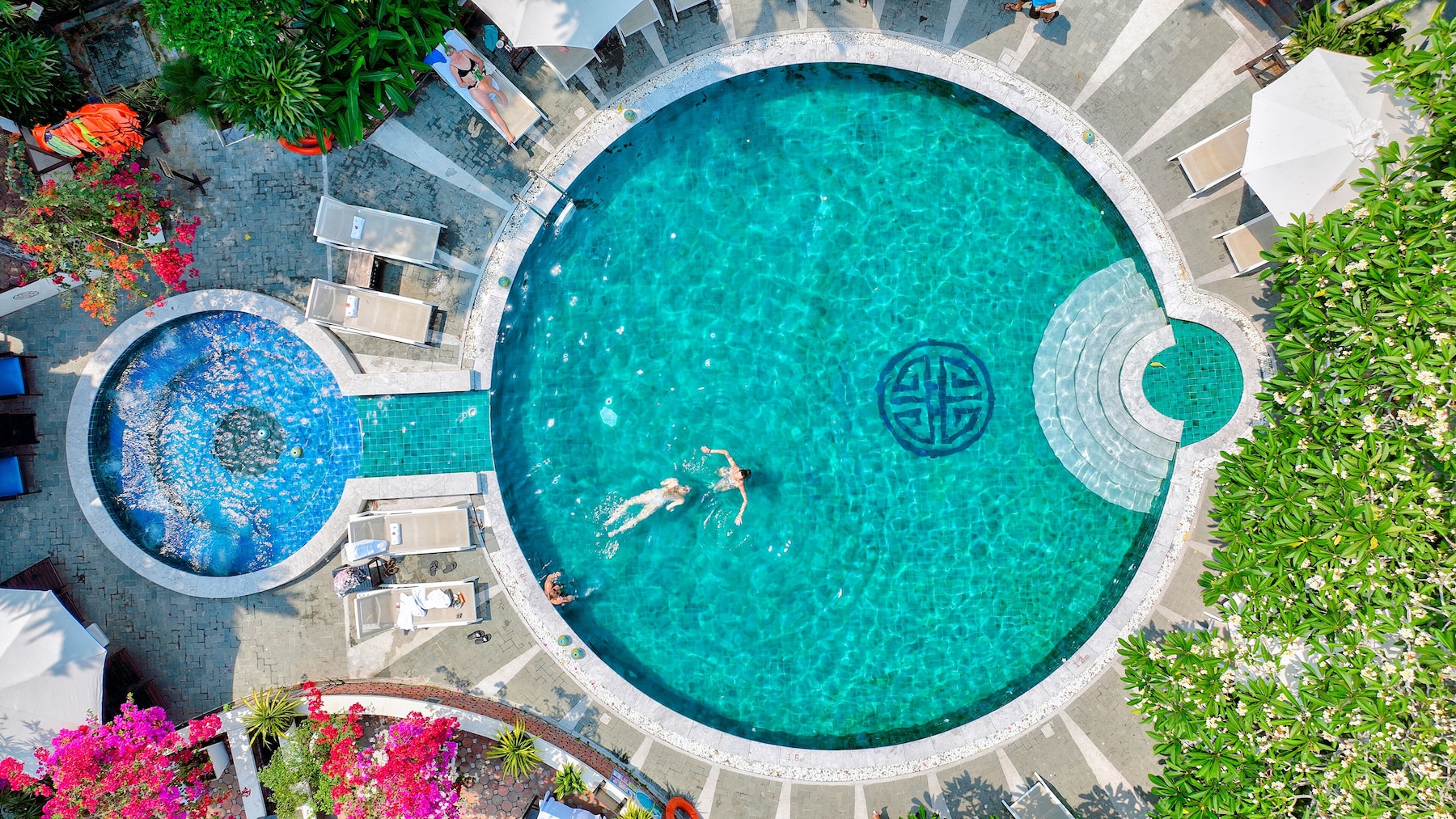 Alberca al aire libre, sombrillas en la alberca y camastros