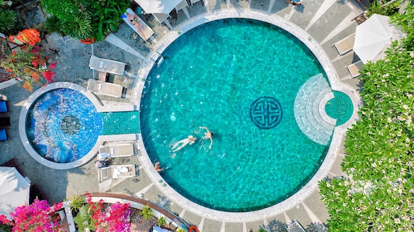 Outdoor pool, pool umbrellas, sun loungers - Hoi An Ancient House Resort And Spa (Da Nang)