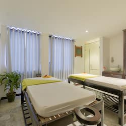 Spa-Außenbereich, Whirlpool, Körperbehandlungen, Aromatherapie