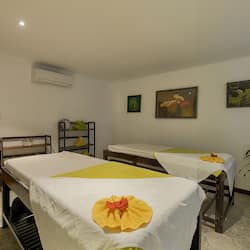 Spa-Außenbereich, Whirlpool, Körperbehandlungen, Aromatherapie