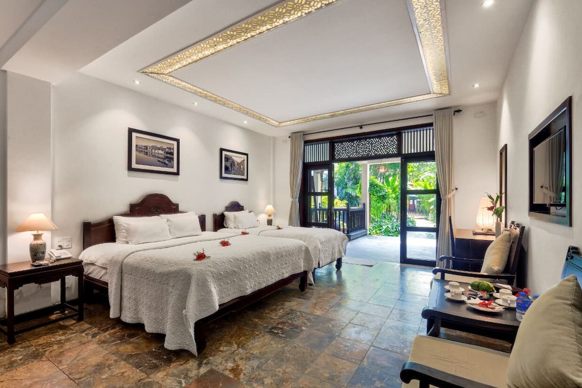 Habitación triple clásica, vista al jardín | 1 habitación, ropa de cama de alta calidad y camas con efecto memoria
