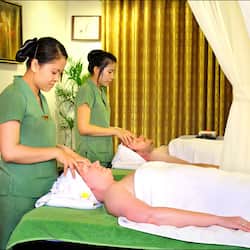 Spa-Außenbereich, Whirlpool, Körperbehandlungen, Aromatherapie